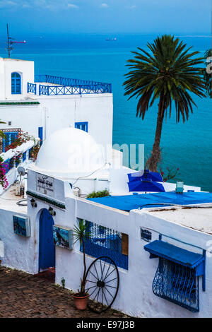 Vue sur le célèbre Café Sidi Chebaane avec le Golfe de Tunis au-delà, à Sidi Bou Saïd, Tunisie. Banque D'Images