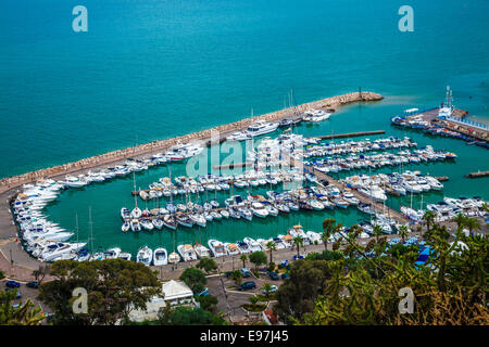 Vue sur la marina de Sidi Bou Saïd, Tunisie. Banque D'Images