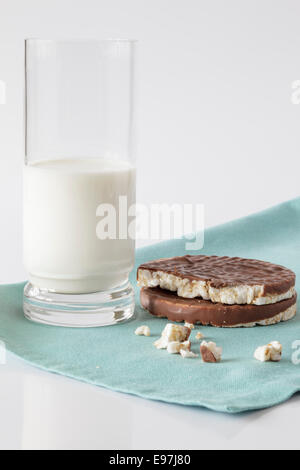 Gâteaux de riz recouvert de chocolat et un verre de lait Banque D'Images