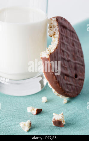 Gâteaux de riz recouvert de chocolat et un verre de lait close up Banque D'Images