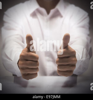 Homme avec deux pouces vers le haut à l'arrière-plan d'un tableau brillant, concept de droit pour l'illustration de l'excellence ou de meilleurs services. Banque D'Images