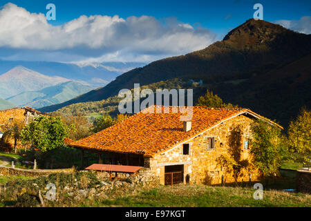 Chambre et les montagnes. Mogrovejo. Camaleño village. Comté de Liebana, Cantabria, Espagne, Europe. Banque D'Images