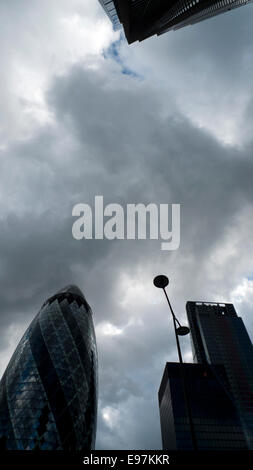 Ville de London UK. 21 octobre 2014. Les nuages de tempête sombre mélanger avec des taches de ciel bleu au-dessus le Gherkin et Leadenhall bâtiments d'un jour venteux gravement dans le centre de Londres. KATHY DEWITT/Alamy Live News Banque D'Images