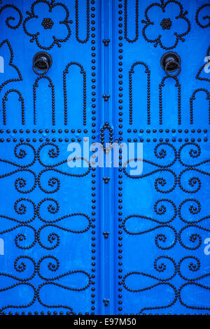 Close-up d'un bleu typique, porte en bois cloutée à Sidi Bou Said, Tunisie. Banque D'Images