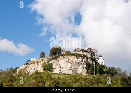 Le château d'Ornans perché sur l'escarpement de calcaire dans les montagnes du Jura au-dessus de la vallée de la Loue. Ornans Doubs Franche Comte France Banque D'Images