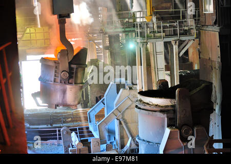 Seau en acier pour le transport du métal en fusion dans une usine métallurgique Banque D'Images