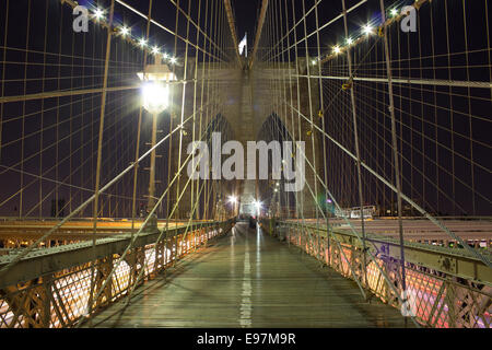 Une longue exposition cliché pris sur le pont de Brooklyn Banque D'Images