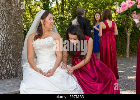 Mariée et le mariage de demoiselle d'honneur à l'Art et le Jardin Marin Centre dans la ville de Ross dans le comté de Marin en Californie Banque D'Images