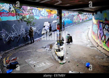 Graffiti artistes décorer un mur dans Leake Street à Waterloo. Banque D'Images