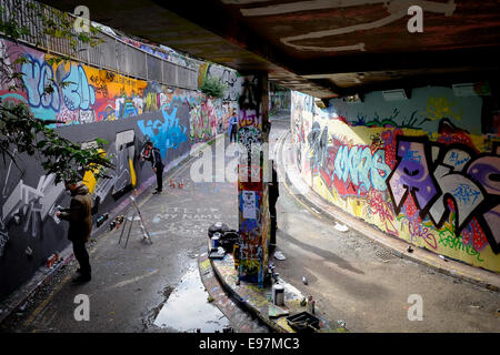 Graffiti artistes décorer un mur dans Leake Street à Waterloo. Banque D'Images