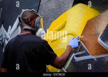 Un artiste de graffiti décorant un mur dans Leake Street à Waterloo. Banque D'Images