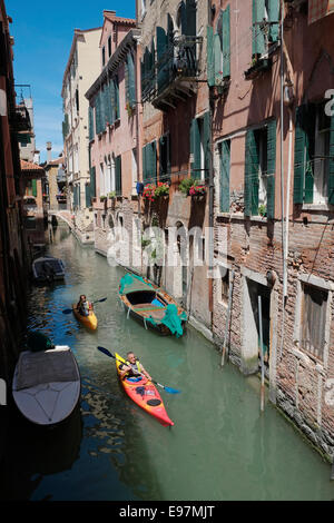 Kayak sur le Rio della Pergola, Santa Croce, Venise, Italie. Banque D'Images