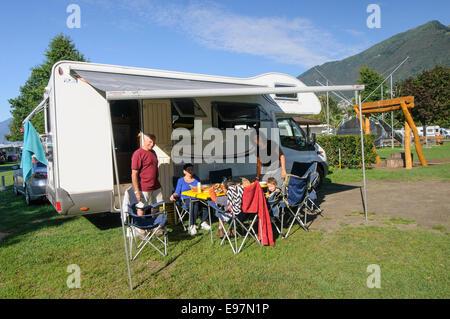 Motor home Locations de Dolomites, Italie camping-stationné dans un terrain de camping Banque D'Images