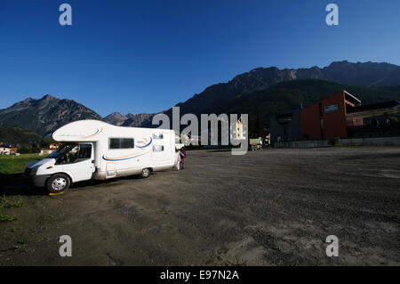 Motor home Locations de Dolomites, Italie camping-sur la piste Banque D'Images