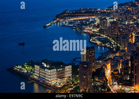 Vue aérienne sur la ville et le port de Monte Carlo, Monaco le long de la Côte d'Azur la nuit, Côte d'Azur Banque D'Images