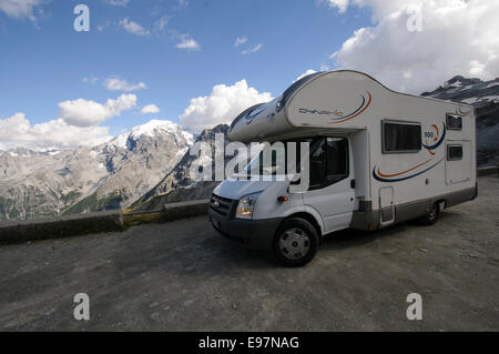 Motor home vacation. Camping-sur le sentier au col du Stelvio, Italie à 2 758 mètres au-dessus du niveau de la mer Banque D'Images