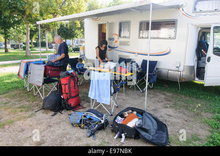 Motor home Locations de Dolomites, Italie camping-stationné dans un terrain de camping Banque D'Images