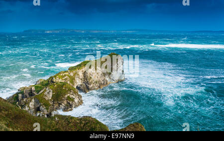 La dernière de l'Ouragan Gonzalo souffle passé Kinbane Head Ballycastle Co Antrim Irlande du Nord Banque D'Images