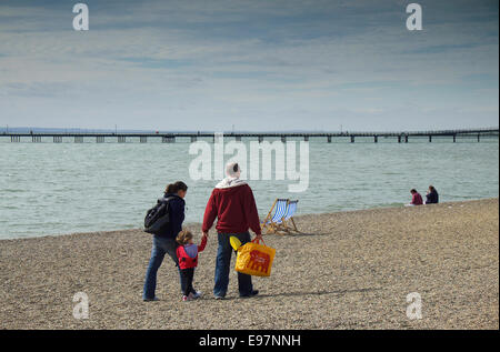 Une famille à marcher le long de la plage du Jubilé à Southend, dans l'Essex. Banque D'Images