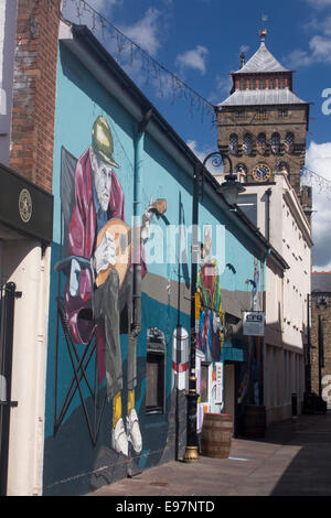 Womanby murale sur le mur de la rue de la mode Cardiff CFQ bâtiment avec tour de l'horloge du château de Cardiff en arrière-plan Château qua Banque D'Images