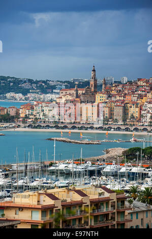 Vue sur la ville et port de Menton et sombres nuages de pluie menaçante le long d'Azur, la Côte d'Azur, Alpes-Maritimes, France Banque D'Images