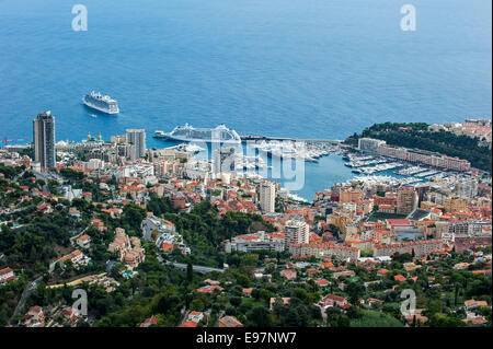 Vue aérienne sur la ville et les navires de croisière dans le port de Monte Carlo, Monaco le long de la Côte d'Azur, la Côte d'Azur Banque D'Images