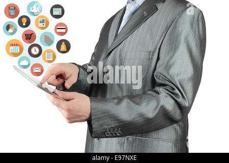 L'homme utilise teblet pc avec rond et plat volant icônes sur fond blanc Banque D'Images