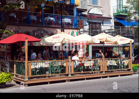 Les gens de manger sur une terrasse, la rue St Denis, Montréal, province de Québec, Canada Banque D'Images