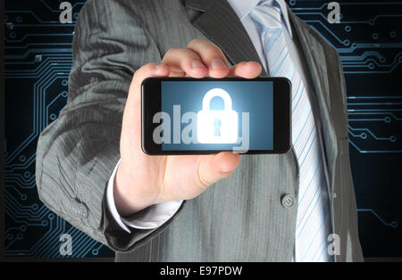 Businessman détient smart phone avec verrou fermé sur le circuit board background, concept de sécurité Banque D'Images