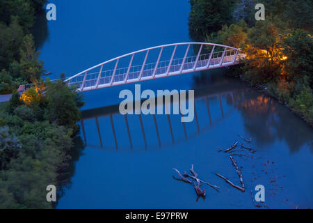 Une passerelle piétonnière au-dessus de la rivière Humber dans 'la baie Humber Park'. Toronto, Ontario, Canada. Banque D'Images