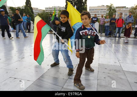 Athènes, Grèce. 21 octobre 2014. Deux petits garçons kurde poser pour les caméras, tenant un drapeau qui est utilisé par la République d'après les Kurdes et un drapeau avec la photo du PKK (Parti des Travailleurs du Kurdistan), Abdullah Öcalan. Kurdes vivant en Grèce ont marché vers l'Union européenne (UE) des bureaux à Athènes pour protester contre les attaques de l'État islamique (est) sur la ville de Kobane en Syrie. Leur colère était principalement dirigé vers la Turquie, et l'inactivité de l'armée turque de venir à l'aide de la ville assiégée. Crédit : Michael Debets/Alamy Live News Banque D'Images