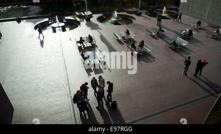 Silhouettes de personnes sur le Barbican Centre piazza Vue de dessus dans la ville de London EC2 England UK KATHY DEWITT Banque D'Images