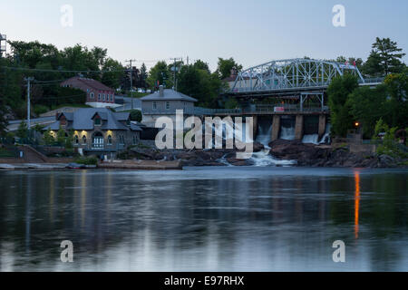 La centrale de Bracebridge Bracebridge Falls inférieur et au crépuscule. L'Ontario, Canada. Banque D'Images