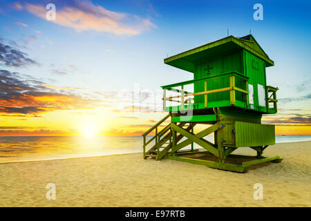 Miami South Beach sunrise avec lifeguard tower et le littoral avec des nuages et ciel bleu. Banque D'Images