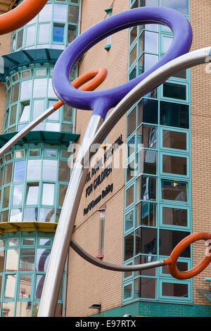 La sculpture moderne et façade moderne de l'Hôpital Royal pour les enfants à Bristol. Banque D'Images