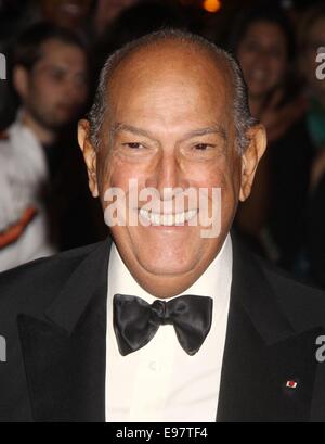 OSCAR DE LA RENTA (Juillet 22, 1932 - Octobre 20, 2014) était un designer de mode. Né à Saint-Domingue, République dominicaine, de la Renta est devenue internationalement connue dans les années 1960 comme l'un des couturiers pour habiller J. Kennedy. Un designer, il a travaillé pour Lanvin et Balmain ; et sa maison de couture éponyme continue de s'habiller des personnalités, de stars de cinéma à l'image. Sur la photo : Octobre 22, 2009- New York, New York, États-Unis - Designer OSCAR DE LA RENTA assiste au Fashion Group International, 26e Nuit des étoiles organisée à Cipriani Wall Street. (Crédit Image : © Nancy Kaszerman Banque D'Images