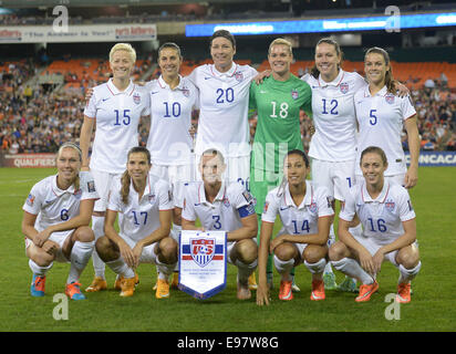 Washington, DC, USA. 20 Oct, 2014. 20141020 : La United States women's national soccer team pose pour une photographie avant un match de qualification pour la Coupe du Monde de la CONCACAF contre Haïti au Stade RFK à Washington. (Rangée arrière : USA demie Megan Rapinoe (15), le milieu Carli Lloyd (10), l'avant Abby Wambach (20), gardien de but Ashlyn Harris (18), le milieu Lauren Maison de vacances (12), et le défenseur Kelley O'Hara (5) Rangée avant : defender Whitney Engen (6), le milieu Tobin Heath (17), défenseur Christie Rampone (3) de l'avant, appuyez sur Christen (14) et USA defender Meghan Klingenberg (16)). La France a battu 6-0, Haïti Banque D'Images