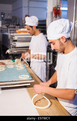 Préparer la pâte à bretzel bakery Banque D'Images