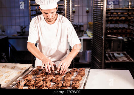 Positionnement sur les cookies au chocolat pâtisserie cuisson Banque D'Images