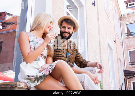 Happy young couple flirting et prendre une pause de la ville Banque D'Images