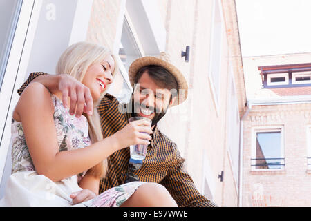 Happy young couple boire une eau minérale ensemble Banque D'Images