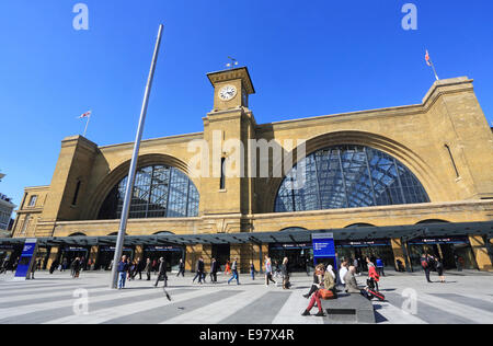 Le nouvel espace public, Kings Cross Square, sur Euston Road, en face de la gare, dans le nord de Londres, UK Banque D'Images