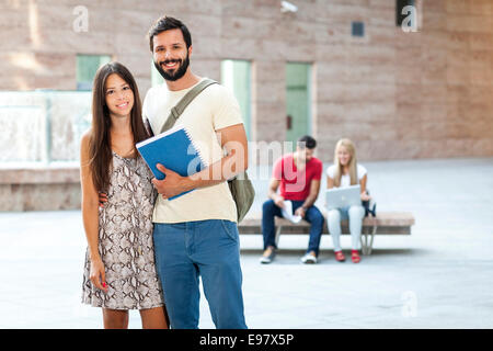 Groupe d'étudiants sur campus Banque D'Images