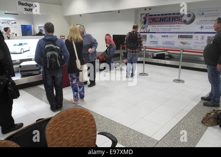 Les passagers en attente de leurs bagages à l'arrivée à l'aéroport de Launceston, Tasmanie, Australie Banque D'Images