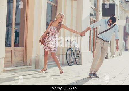 Happy young couple fricoter en ville Banque D'Images