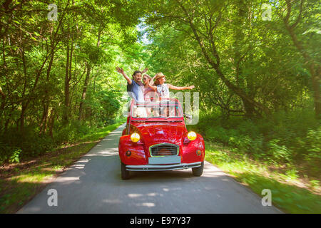 Les jeunes en rouge vintage car s'amuser Banque D'Images