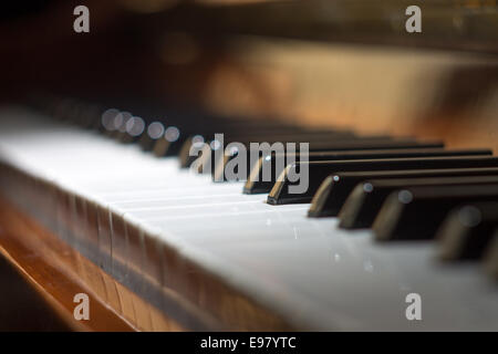 Clavier de piano avec fond selective focus Banque D'Images