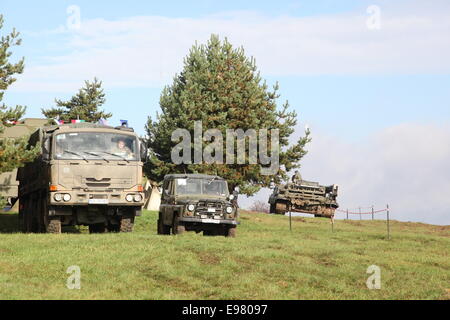 (141021) -- de peur que, le 21 octobre (Xinhua) -- les véhicules militaires observés au cours d'une formation armée multinationale, de peur qu'en Slovaquie, le 21 octobre 2014. Une brigade armée multinationale du Joint Force Command basé à Brunssum est actuellement en formation pour lutter contre les forces armées slovaques au centre de formation de peur. Les armées du groupe Visegrad 4 et les États-Unis vont remplir de multiples missions tout au long de la session de formation, Ministre de la défense slovaque Martin Glvac a dit dans une conférence de presse mardi. (Xinhua/Erik Adamson) Banque D'Images