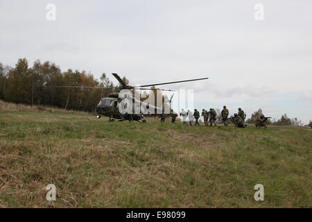 (141021) -- de peur que, le 21 octobre (Xinhua) -- Les soldats participent une armée multinationale dans la formation de peur, la Slovaquie, le 21 octobre 2014. Une brigade armée multinationale du Joint Force Command basé à Brunssum est actuellement en formation pour lutter contre les forces armées slovaques au centre de formation de peur. Les armées du groupe Visegrad 4 et les États-Unis vont remplir de multiples missions tout au long de la session de formation, Ministre de la défense slovaque Martin Glvac a dit dans une conférence de presse mardi. (Xinhua/Erik Adamson) Banque D'Images