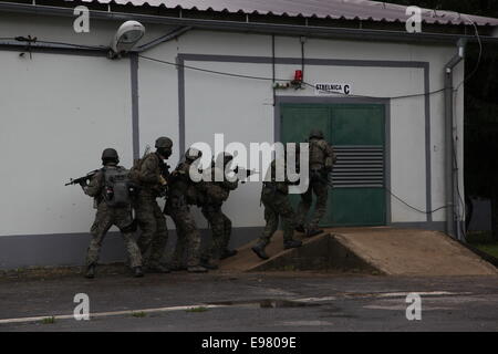 (141021) -- de peur que, le 21 octobre (Xinhua) -- Les soldats de l'unité à des fins spéciales de la Slovaquie de participer à l'instruction de l'armée dans une multinationale de peur, la Slovaquie, le 21 octobre 2014.Une brigade armée multinationale du Joint Force Command basé à Brunssum est actuellement en formation pour lutter contre les forces armées slovaques au centre de formation de peur. Les armées du groupe Visegrad 4 et les États-Unis vont remplir de multiples missions tout au long de la session de formation, Ministre de la défense slovaque Martin Glvac a dit dans une conférence de presse mardi. (Xinhua/Erik Adamson) Banque D'Images